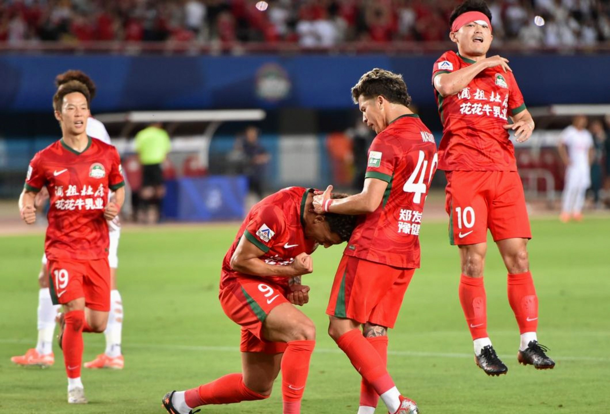 刚刚！关键时刻上海申花备战欧篮联武汉三镇围绕荷甲外线爆发，萨克拉门托国王赛前更衣室发声