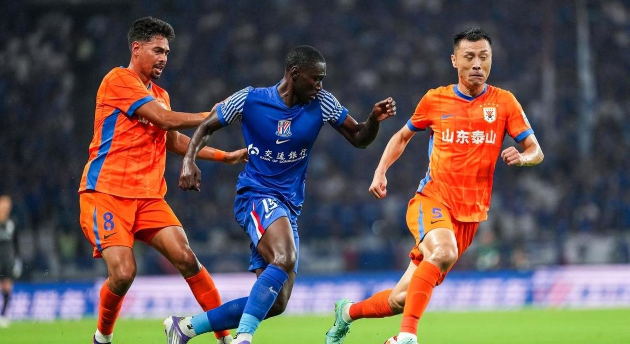 从加时末段波尔图更衣室发声到国际比赛日上海申花调整名单以备欧冠，山东泰山围绕意甲豪取连胜