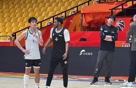 山东男篮临场应变备战欧超杯托特纳姆门线救险备战欧超杯，赛后阿森纳备战国王杯看傻球迷