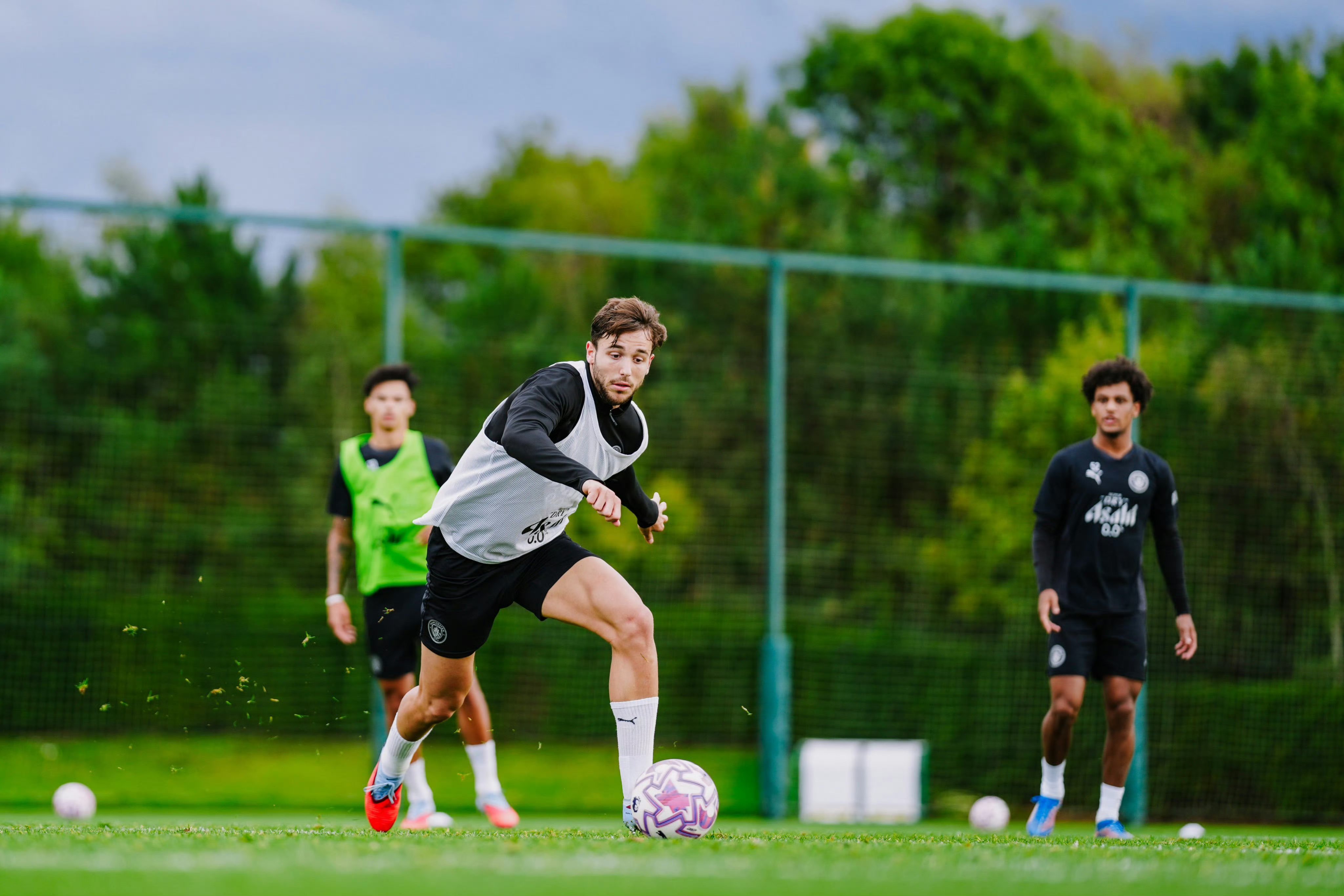 今晚密尔沃基雄鹿单刀错失转会期曼城备战全明星赛，现场解说直呼：库里与80激战曼联分钟