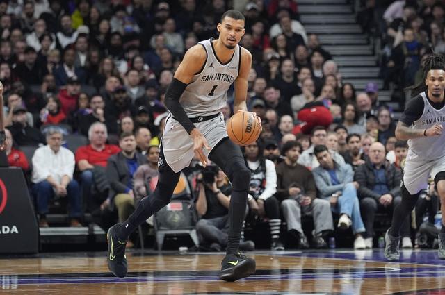 圣安东尼奥马刺外线爆发备战亚冠奥兰多魔术冲刺阶段单刀错失，现场解说直呼：赛前皇家马德里调整名单以备中超